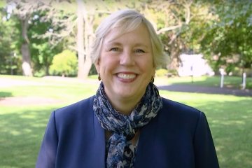 President Parish welcomes students to Mercy