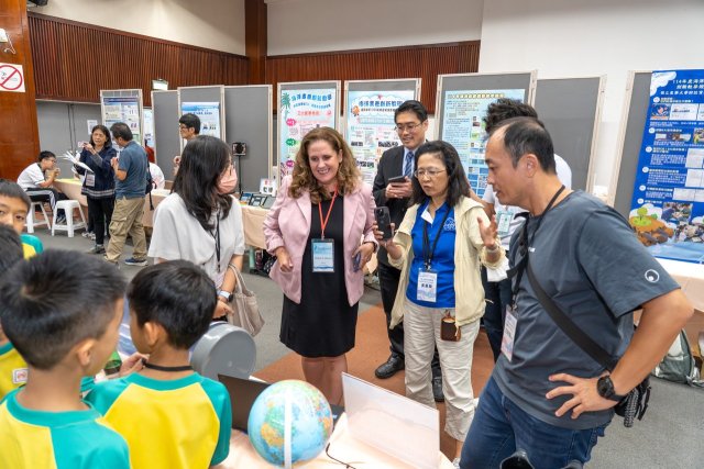 Mercy University professor Meghan Marrero speaks to fellow participants at the Ocean Literacy Conference in Taiwan